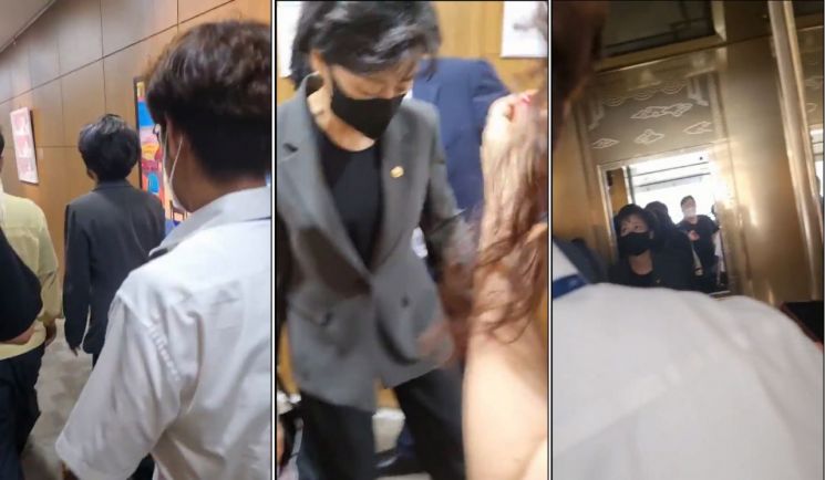 4일 박순애 부총리가 세종청사에서 2학기 학사운영방안 브리핑 후 기자들의 질문에 답하지 않고 이동하고 있다. 박 부총리가 다급히 이동하던 도중 신발이 벗겨지기도 했다. (사진제공=세계일보)
