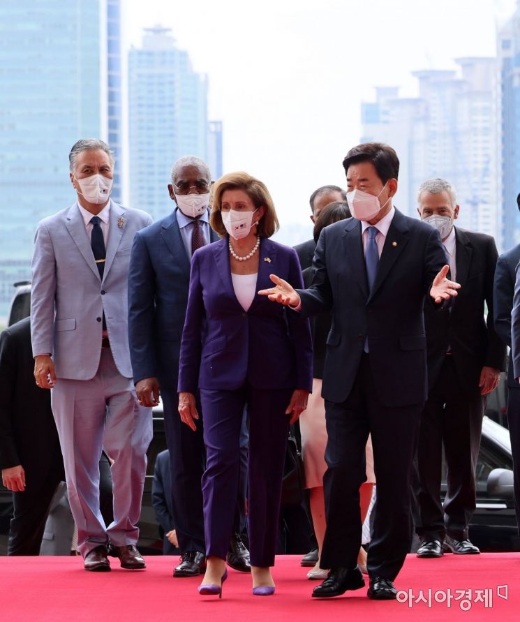 한국을 방문중인 낸시 펠로시 미 하원의장이 4일 국회 본청 앞에서 김진표 국회의장과 이야기를 나누며 걸어 들어 오고 있다./윤동주 기자 doso7@