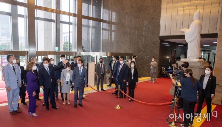 한국을 방문중인 낸시 펠로시 미 하원의장이 4일 국회 본청 앞에서 김진표 국회의장과 이야기를 나누며 걸어들어 오고 있다./윤동주 기자 doso7@
