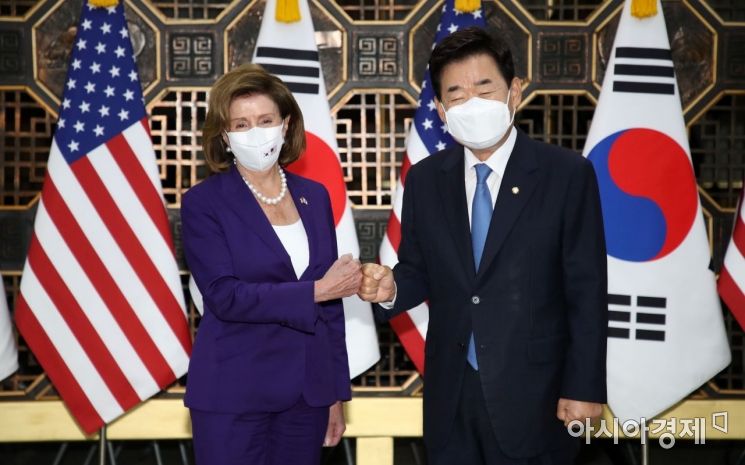 한국을 방문중인 낸시 펠로시 미 하원의장이 4일 국회를 방문, 김진표 국회의장과 기념촬영을 하고 있다./윤동주 기자 doso7@