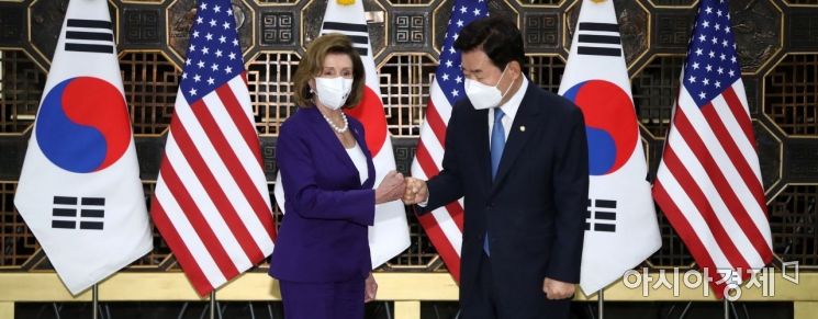 한국을 방문중인 낸시 펠로시 미 하원의장이 4일 국회를 방문, 김진표 국회의장과 기념촬영을 하고 있다./윤동주 기자 doso7@