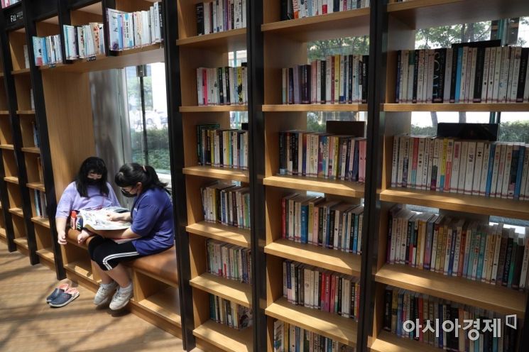 서울 시내 한 도서관에서 아이들이 책을 읽고 있다 /문호남 기자 munonam@