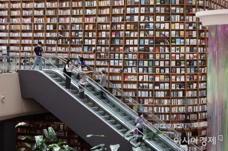 강남구 스타필드 코엑스몰 별마당도서관에서 시민들이 책을 읽고 있다. 아시아경제DB