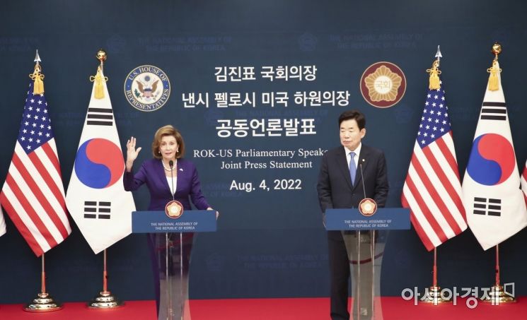 낸시 펠로시 미 하원의장과 김진표 국회의장이 4일 국회 본청에서 공동언론발표를 하고 있다./윤동주 기자 doso7@