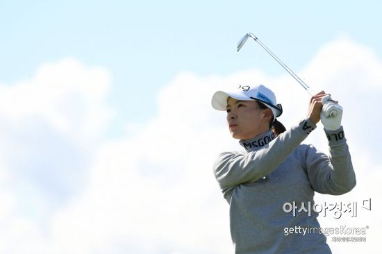 시부노 히나코가 AIG여자오픈 첫날 13번홀에서 티 샷을 하고 있다. 이스트로디언(스코틀랜드)=Getty images/멀티비츠