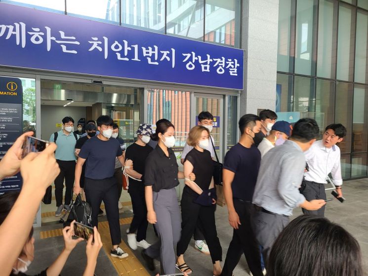 '강남 유흥주점 사망' 마약 유통책 4명 검찰 송치…'묵묵부답'