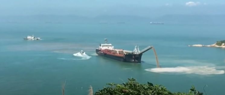 지난해 대만 마주섬에서 불법 준설한 바닷모래를 다시 분출하는 중국 준설선의 모습 / 사진=유튜브 캡처