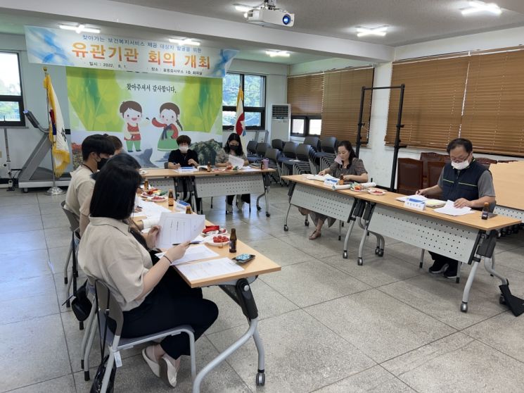 찾아가는 맞춤형 복지서비스 유관기관 관계자들이 폭염에 대비한 대책회의를 하고 있다.