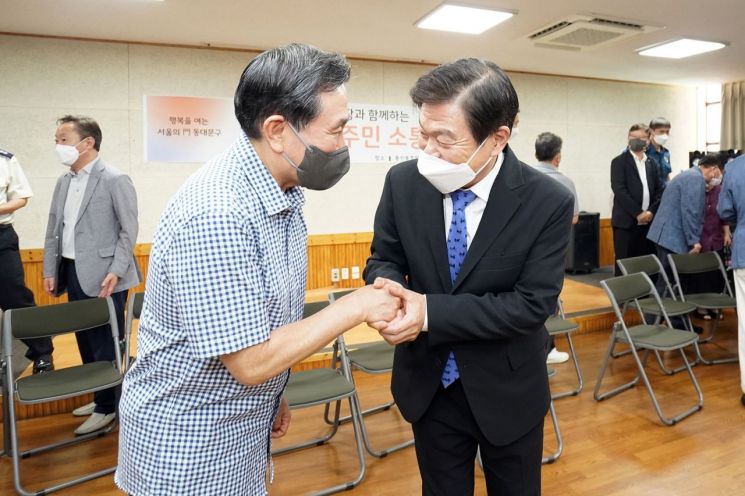 [포토]이필형 동대문구청장 용신동 방문 주민과 ‘소통’ 시작