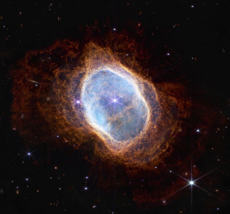 지난달 12일(현지 시각) 미국 항공우주국(NASA)이 공개한 제임스웹우주망원경의 '남쪽고리 성운(NGC 3132)' 사진 [이미지출처=연합뉴스]