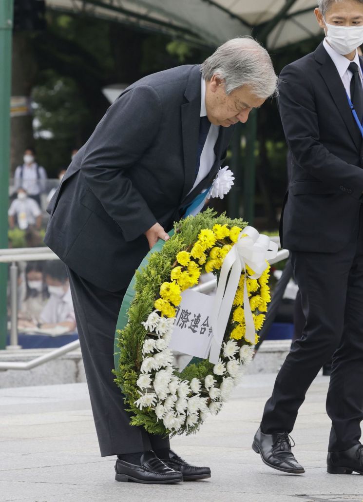 안토니우 구테흐스 유엔 사무총장이 6일 오전 일본 히로시마시 평화기념공원에서 열린 평화기념식에 참석해 원폭 희생자에게 헌화하고 있다. [이미지출처=연합뉴스]