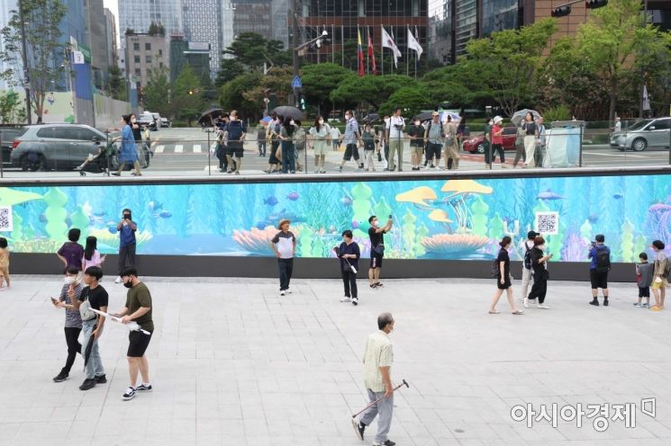 시민들이 미디어아트 광화화첩을 보고 있다. /문호남 기자 munonam@
