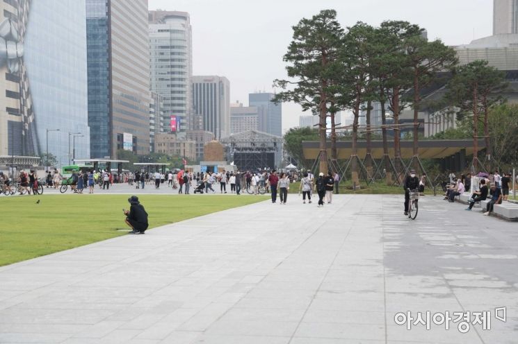 시민들이 광장을 거닐고 있다. 서쪽 세종문화회관 앞 차로를 없애고 광장으로 넓혀 총면적이 4만300㎡로 종전(1만8천840㎡)보다 2.1배 넓어졌다. /문호남 기자 munonam@