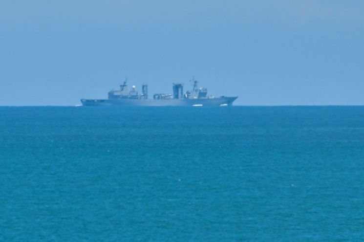 중국의 대만 포위 군사훈련 이틀째인 지난 5일 중국 군함이 대만에 가장 가까운 푸젠성 핑탄섬 앞바다를 항해하고 있다. [이미지출처=연합뉴스]