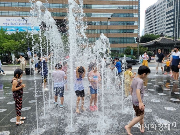 "앗 차가워!" 6일 서울 광화문 광장에서 아이들이 물줄기가 나오는 수경시설에서 물놀이를 즐기고 있다. /사진=공병선 기자 mydillon@