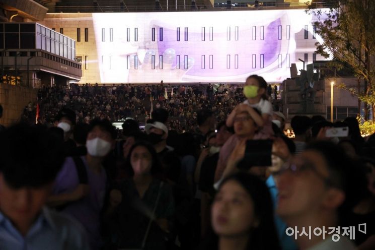 광화문광장 재개장을 기념하는 ‘광화문광장 빛모락’ 행사가 열렸다. 미디어파사드가 시민들의 눈길을 끌고 있다. /문호남 기자 munonam@