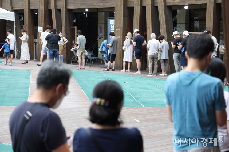 7일 서울 송파구보건소 코로나19 선별진료소에서 시민들이 검사를 기다리고 있다./문호남 기자 munonam@