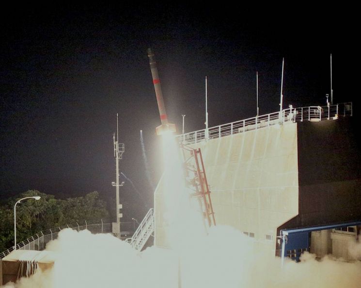 지난달 24일, 일본 가고시마현에 위치한 우주항공연구개발기구(JAXA)의  우치노우라 우주공간관측소에서 극초음속 미사일 엔진 시험비행을 위해 관측용 로켓인 S520RD 1호기가 발사되고 있다. [이미지출처= 일본 우주항공연구개발기구(JAXA)]