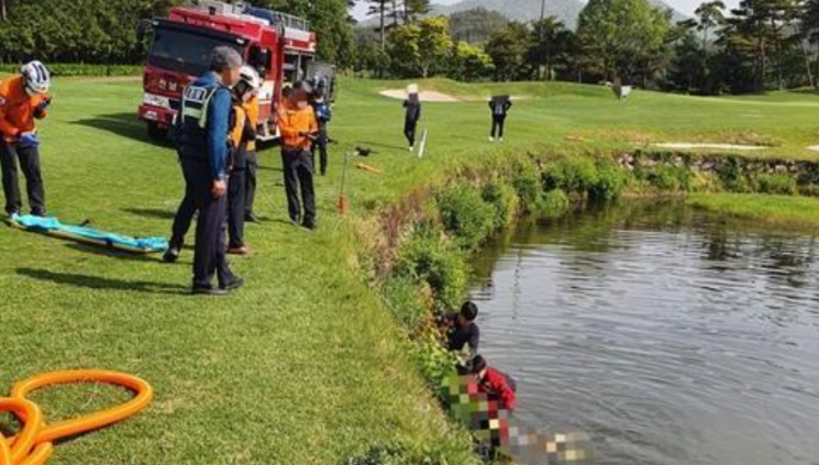 연못에 빠진 골프장 이용객을 구조 중인 119구조대의 모습. 사진=순천소방서 제공, 연합뉴스