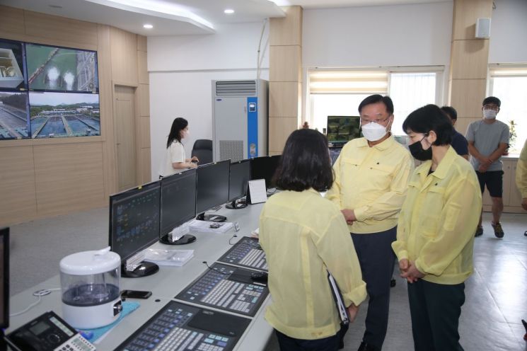 홍남표 경남 창원특례시장과 한화진 환경부 장관(오른쪽)이 칠서정수장을 찾아 낙동강 녹조 대응 태세를 점검했다.