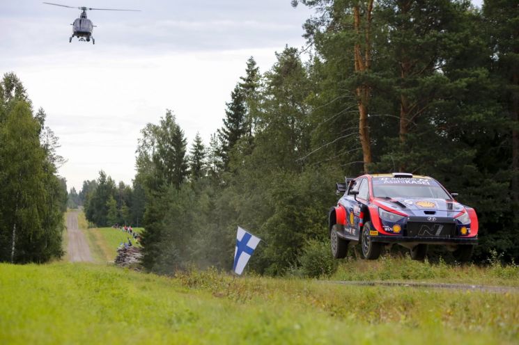 '2022 월드랠리챔피언십' 8번째 라운드 핀란드 랠리에서 현대자동차 'i20 N Rally1 하이브리드' 경주차가 주행하고 있는 모습.
사진제공=현대자동차