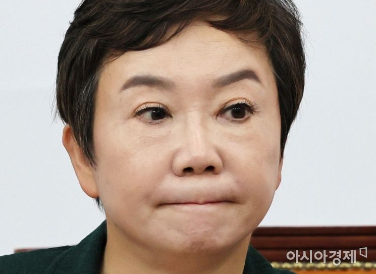 '親이준석' 정미경 최고위원 사퇴 "李, 법적 얘기 할 때 아냐 멈춰야"