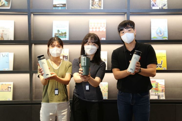 DL이앤씨 직원들이 ‘종이컵 제로’ 캠페인을 위해 지급받은 개인 컵을 사용하고 있다.