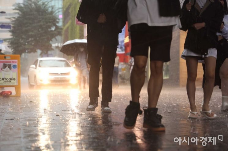 중부지방을 중심으로 많은 비가 내린 8일 서울 명동 거리에서 우산을 쓴 시민들이 발걸음을 재촉하고 있다. /문호남 기자 munonam@