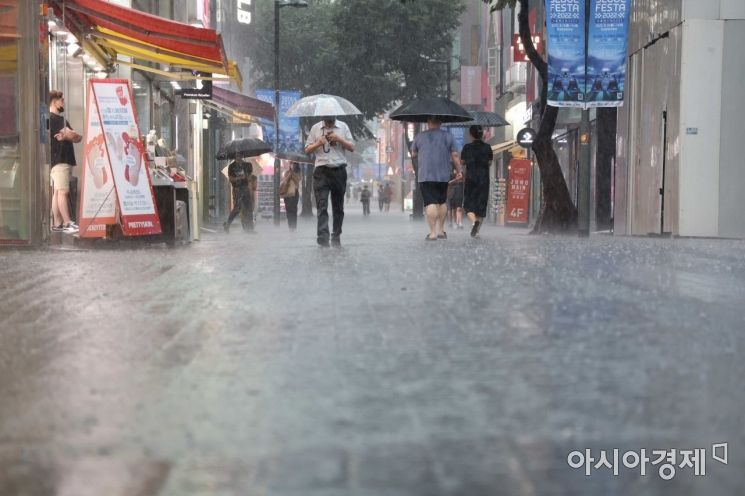 ‘시간당 50㎜ 폭우’ 본격 장마철…물폭탄 20분전 재난문자