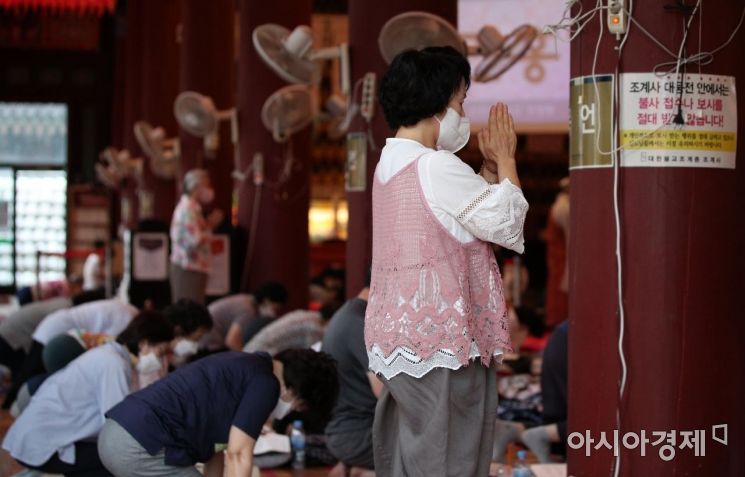 [포토] 기도하는 불교 신자들