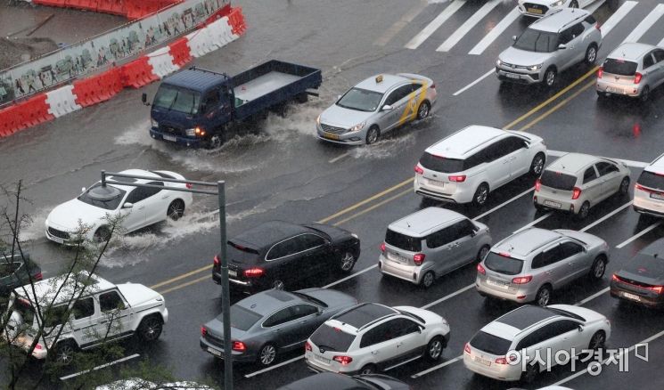 국지성 호우가 내린 8일 빗물이 고인 서울 종로구 사직로 광화문삼거리를 지나며 물보라를 일으키고 있다./김현민 기자 kimhyun81@