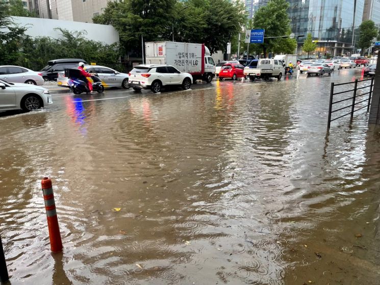 인천 내륙지역에 호우경보가 발효된 8일 오후 인천시 남동구 구월동 한 시내 도로가 빗물에 잠겨 있다. [이미지출처=연합뉴스]
