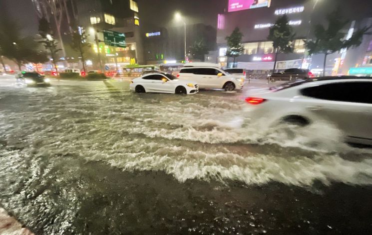 8일 저녁 서울 강남구 신사역 일대 도로가 폭우로 물에 잠겨 있다. 출처=연합뉴스