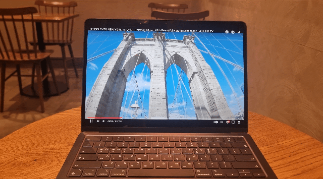 맥북 에어 M2 버전 미드나이트 컬러 제품. 4K 유튜브 영상을 시청하고 있다. 사진=차민영 기자