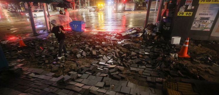 수도권 도로 80여곳 끊겼다…‘기록적 폭우’에 출근길 대란 우려