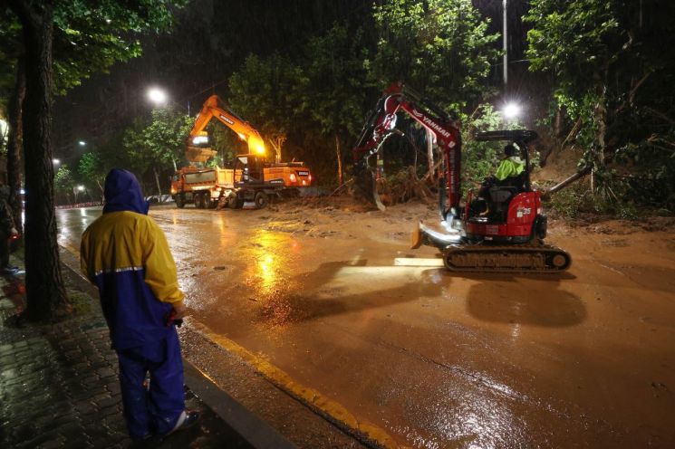 폭우가 내린 9일 오전 서울 서초구의 한 도로에 산사태가 발생해 일부 차선 통제와 복구 작업이 이뤄지고 있다. (사진=연합뉴스)