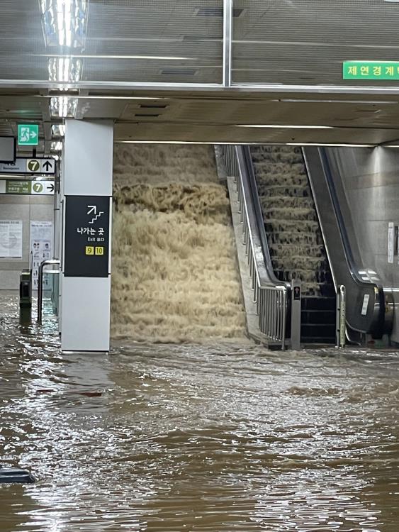 8일 중부지방에 내린 폭우로 서울지하철 7호선 이수역에 물이 가득 찼다. 사진=연합뉴스(독자 제공)