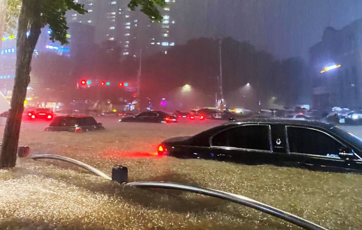 서울에 집중호우가 내린 8일 밤 서울 대치역 인근 도로가 침수. 차량이 물에 잠겨 있다. [이미지출처=연합뉴스]