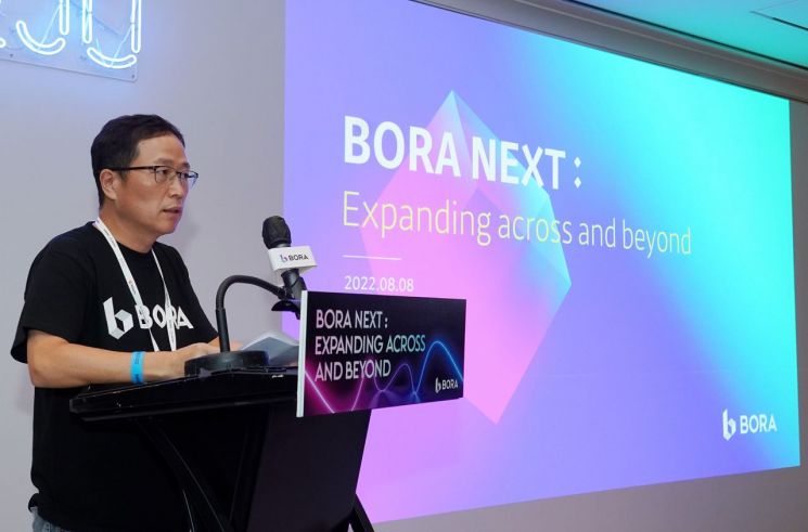 8일 조계현 카카오게임즈 대표가 KBW2022에서 열린 'BORA NEXT' 간담회에서 발표를 하고 있다.