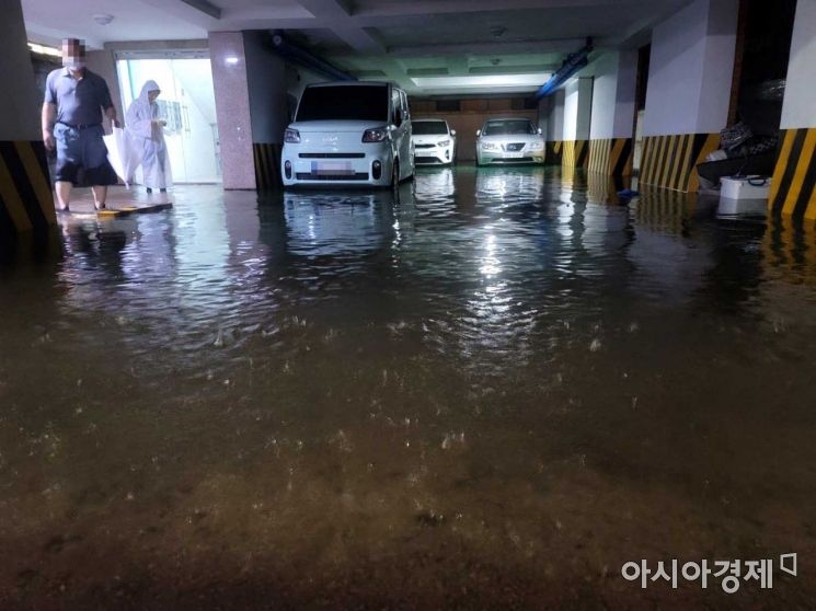 중부지방을 중심으로 강한 비가 내린 8일 밤 서울 강남구 논현역 인근 주택가에 차량이 물에 잠겨 있다. /문호남 기자 munonam@