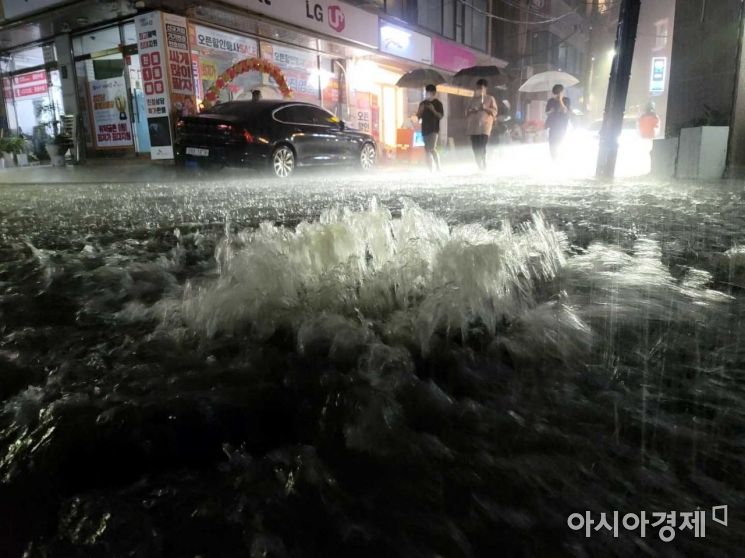 중부지방을 중심으로 강한 비가 내린 8일 밤 서울 강남구 논현역 인근 거리에서 시민들이 발걸음을 재촉하고 있다. /문호남 기자 munonam@