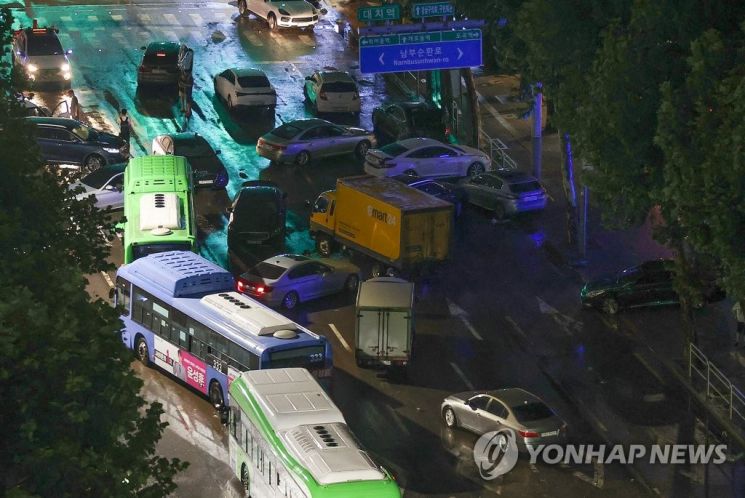 폭우가 내린 9일 오전 서울 강남구 대치역 인근 도로에 침수됐던 차들이 주차돼 있다. [이미지출처=연합뉴스]