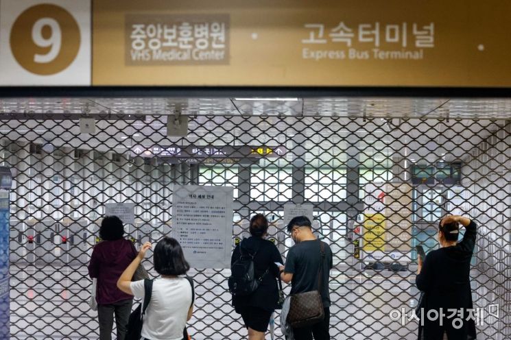 이번 논쟁은 '아이를 데리고 타느냐'의 문제를 넘어, 오랜 기간 지속된 9호선 혼잡 문제를 다시 수면 위로 끌어올린 계기가 됐다는 평가도 나온다. 강진형 기자aymsdream@