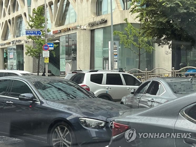 9일 오전 서울 서초구 강남역 부근 도로에 전일 폭우로 떠내려온 차들이 놓여 있다 [이미지출처=연합뉴스]