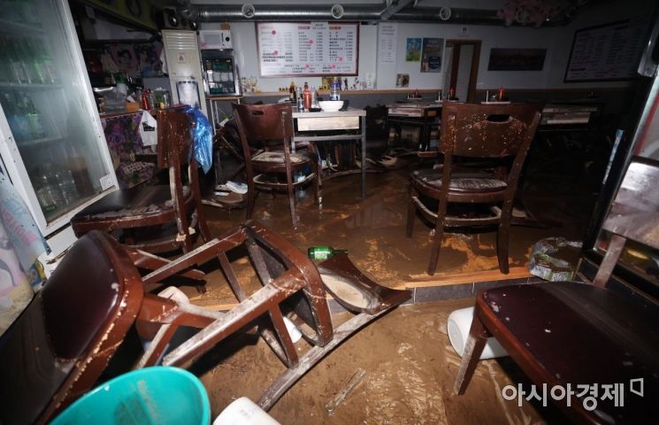 9일 밤사이 내린 폭우로 침수된 서울 관악구 신대방역 인근 음식점 모습./김현민 기자 kimhyun81@