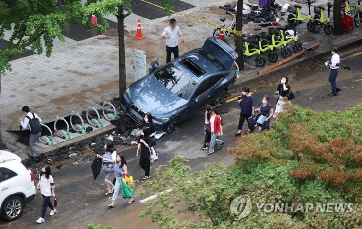 9일 오전 서울 서초구 진흥아파트 앞 서초대로 일대에서 전날 내린 폭우에 침수됐던 차량이 모습을 드러내고 있다. [이미지출처=연합뉴스]