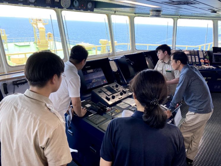 대형상선의 자율운항 대양횡단에 성공한 HD현대 아비커스 직원들이 자율운항 시스템을 점검하고 있다. 사진제공=HD현대