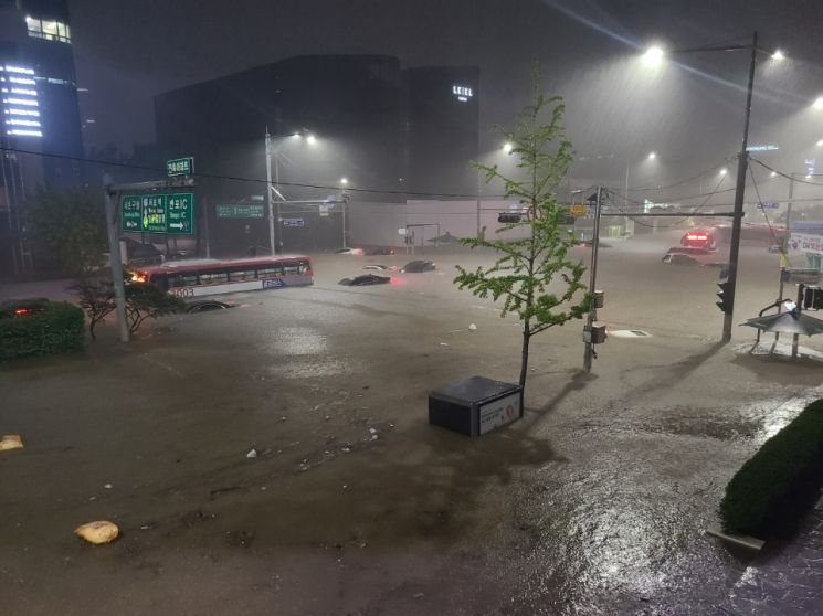 8일 밤 서울 서초구 진흥아파트 인근 도로가 물에 잠겨 있다. [이미지출처=연합뉴스]