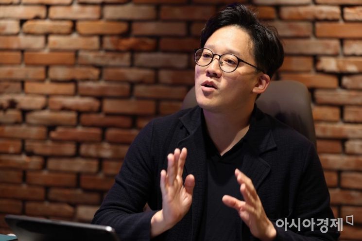 SM 경영권 법적 분쟁 비화… 급거 귀국 이수만 법적대응 나서