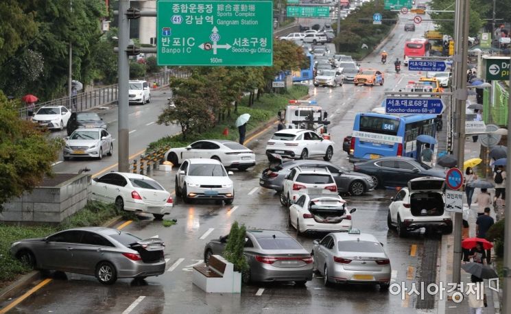지난 9일 서울 서초구 진흥아파트 앞 일대에서 폭우에 침수됐던 차량들이 물이 빠지면서 모습을 드러내고 있다./강진형 기자aymsdream@